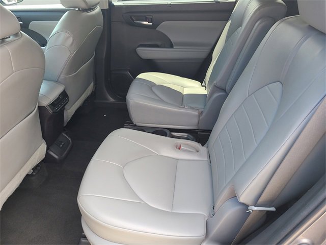 Used 2022 Toyota Highlander XLE image 15