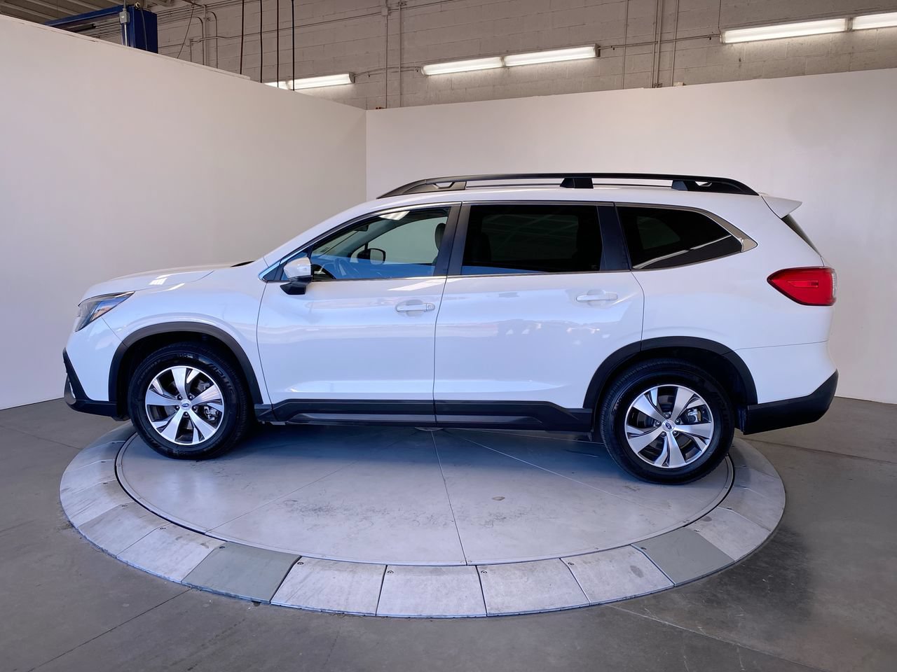 Used 2025 Subaru Ascent Premium AWD/4WD image 2