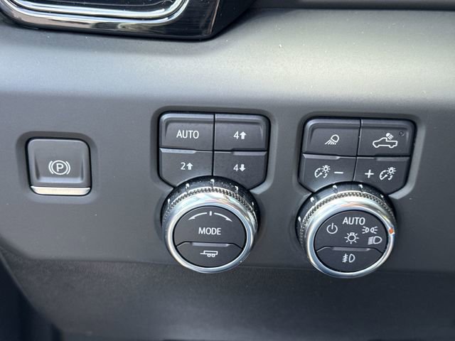 Used 2024 GMC Sierra 2500 AT4 w/ AT4 Preferred Package image 9