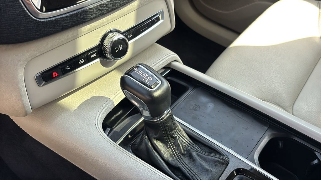 Used 2022 Volvo XC90 T5 Momentum w/ Climate Package image 23