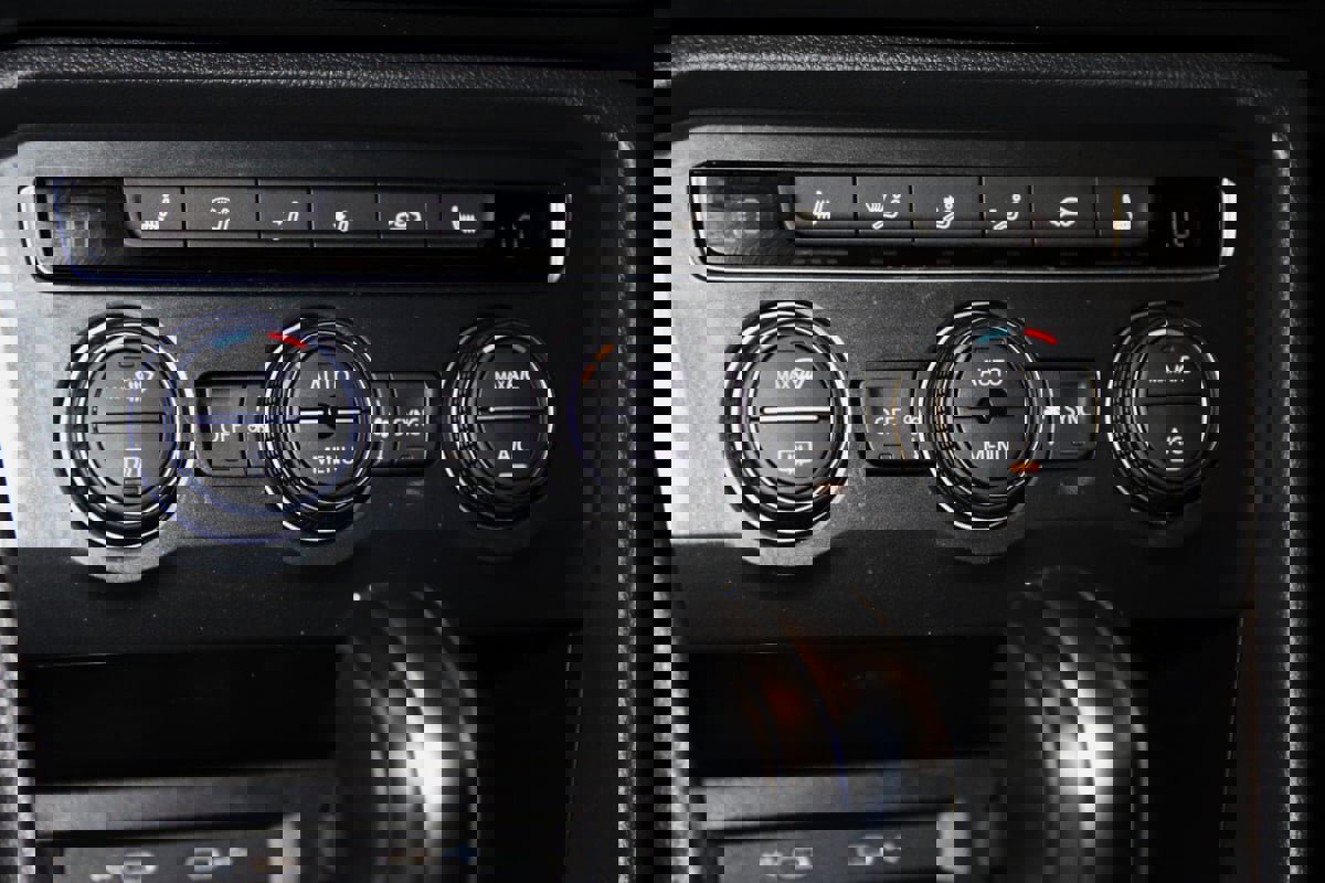 Used 2021 Volkswagen Tiguan SE w/ Panoramic Sunroof Package image 41