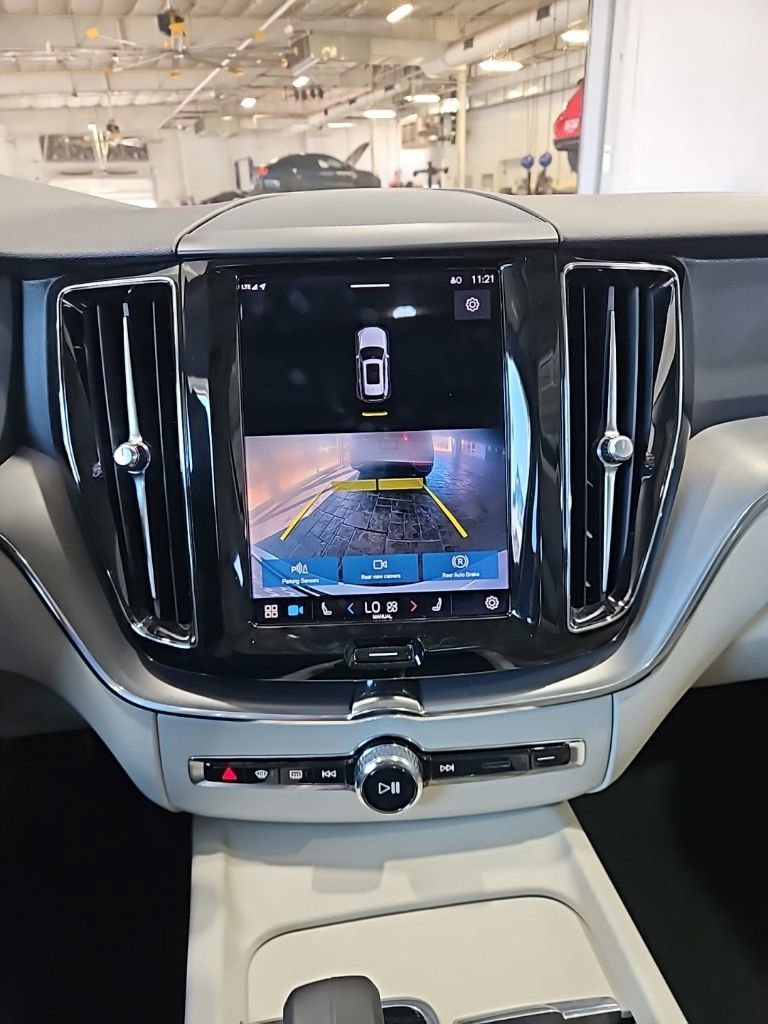 Used 2022 Volvo XC60 B5 Momentum image 32