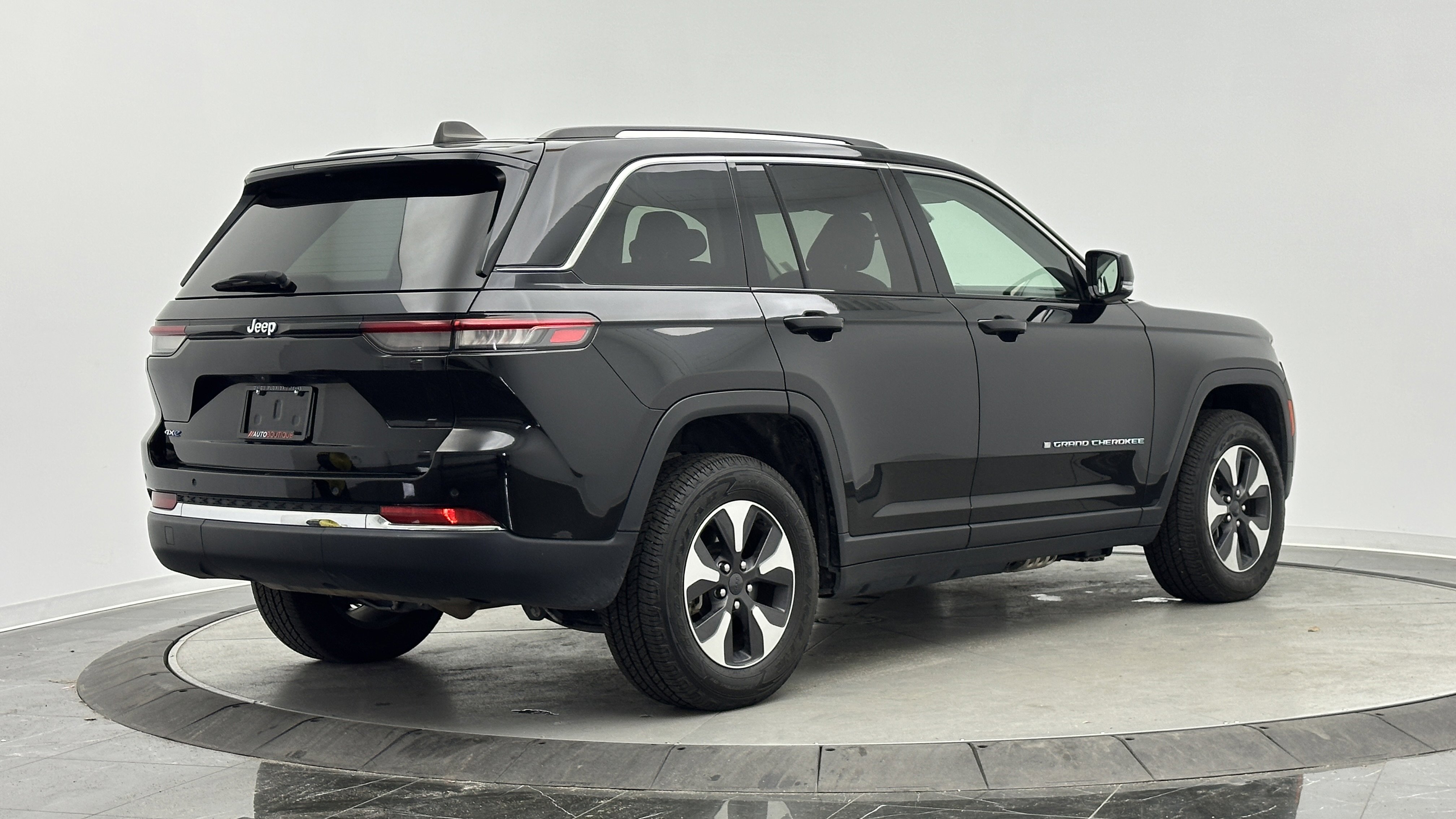 Used 2024 Jeep Grand Cherokee Limited 4xe image 10