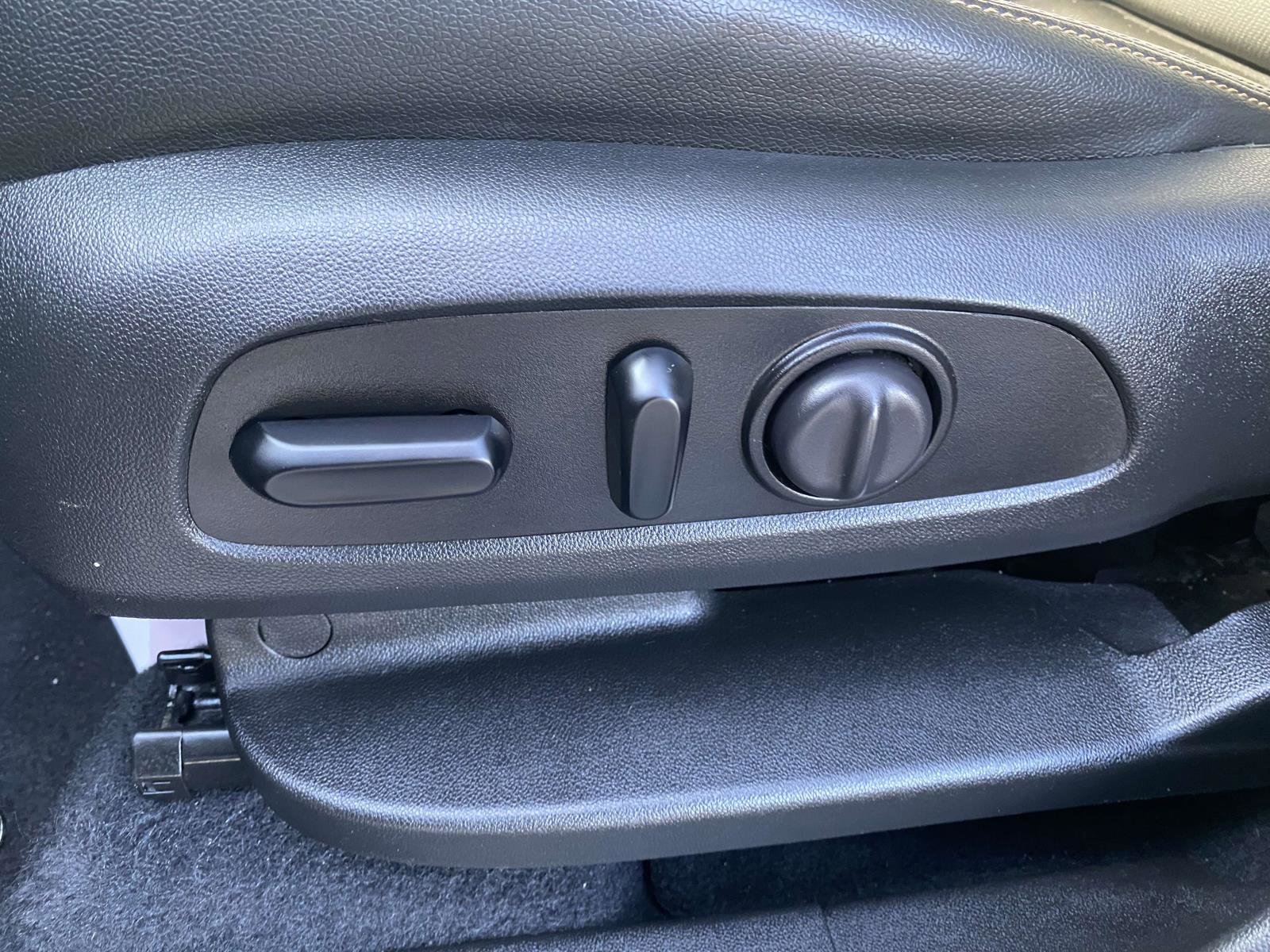 Used 2020 Chevrolet Equinox LT w/ Midnight Edition image 16