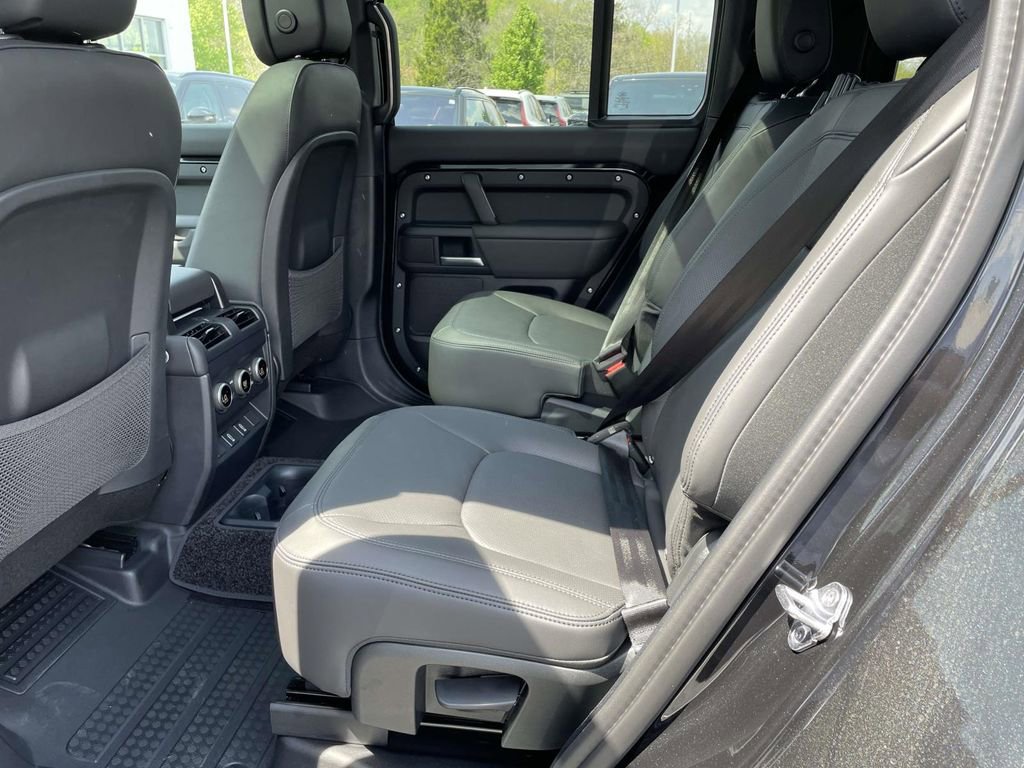 New 2026 Land Rover Defender 130 X-Dynamic SE AWD/4WD image 18