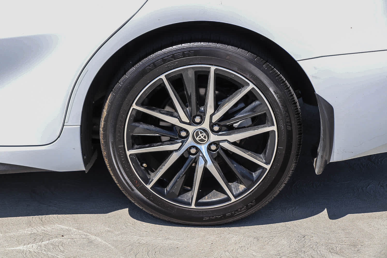 Used 2022 Toyota Camry SE FWD image 12