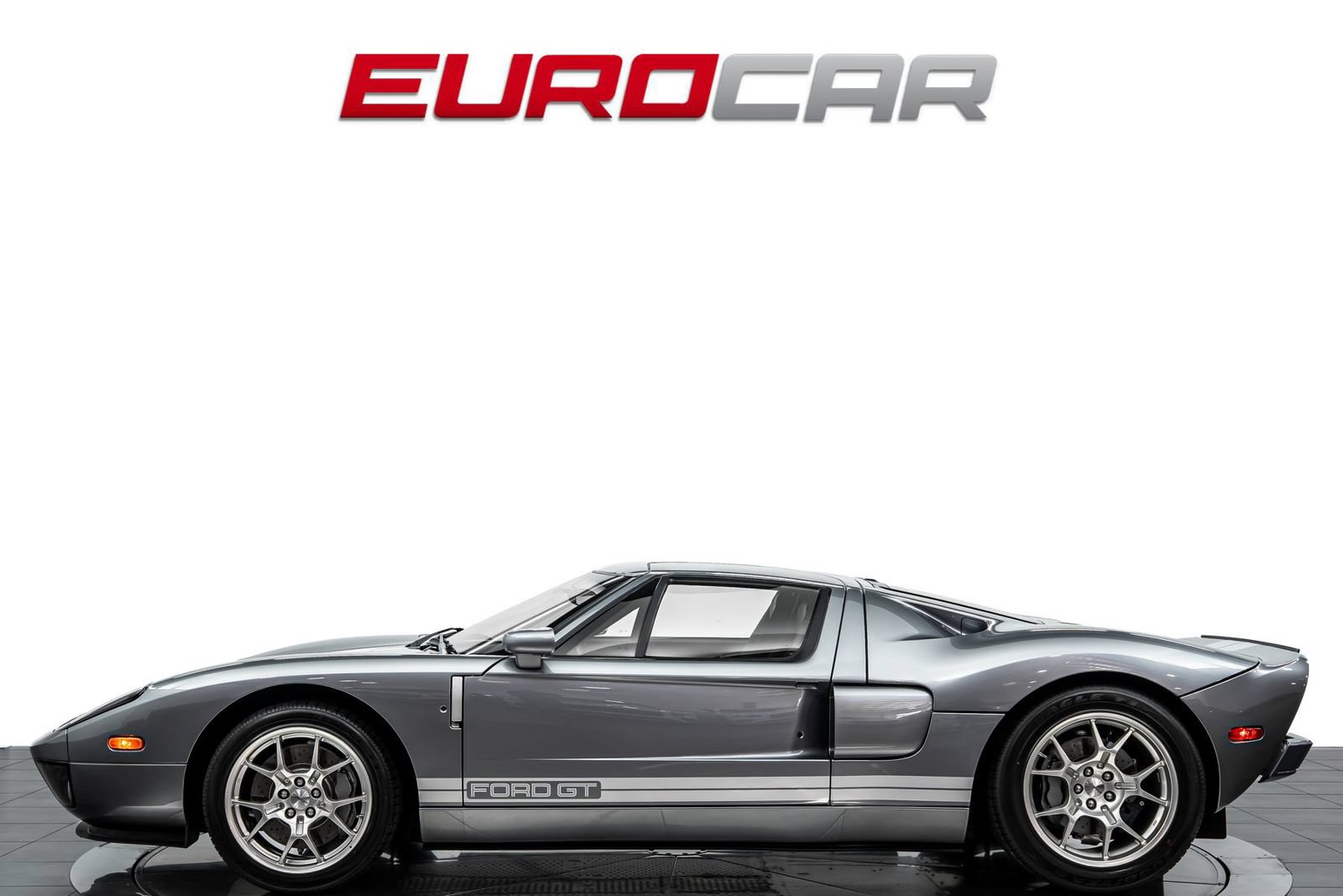 Used 2006 Ford GT RWD image 2