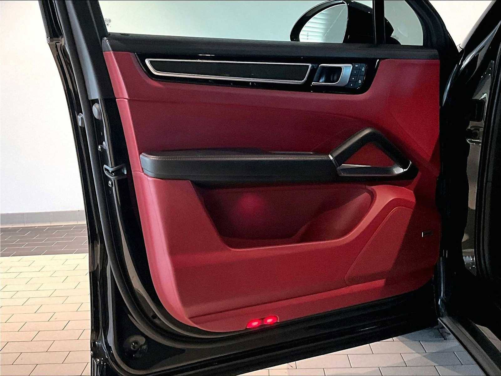 Used 2022 Porsche Cayenne Turbo w/ Premium Package Plus (PI3) image 26