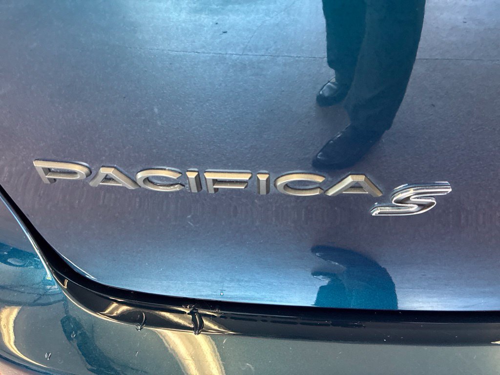 Certified 2025 Chrysler Pacifica Limited FWD image 40