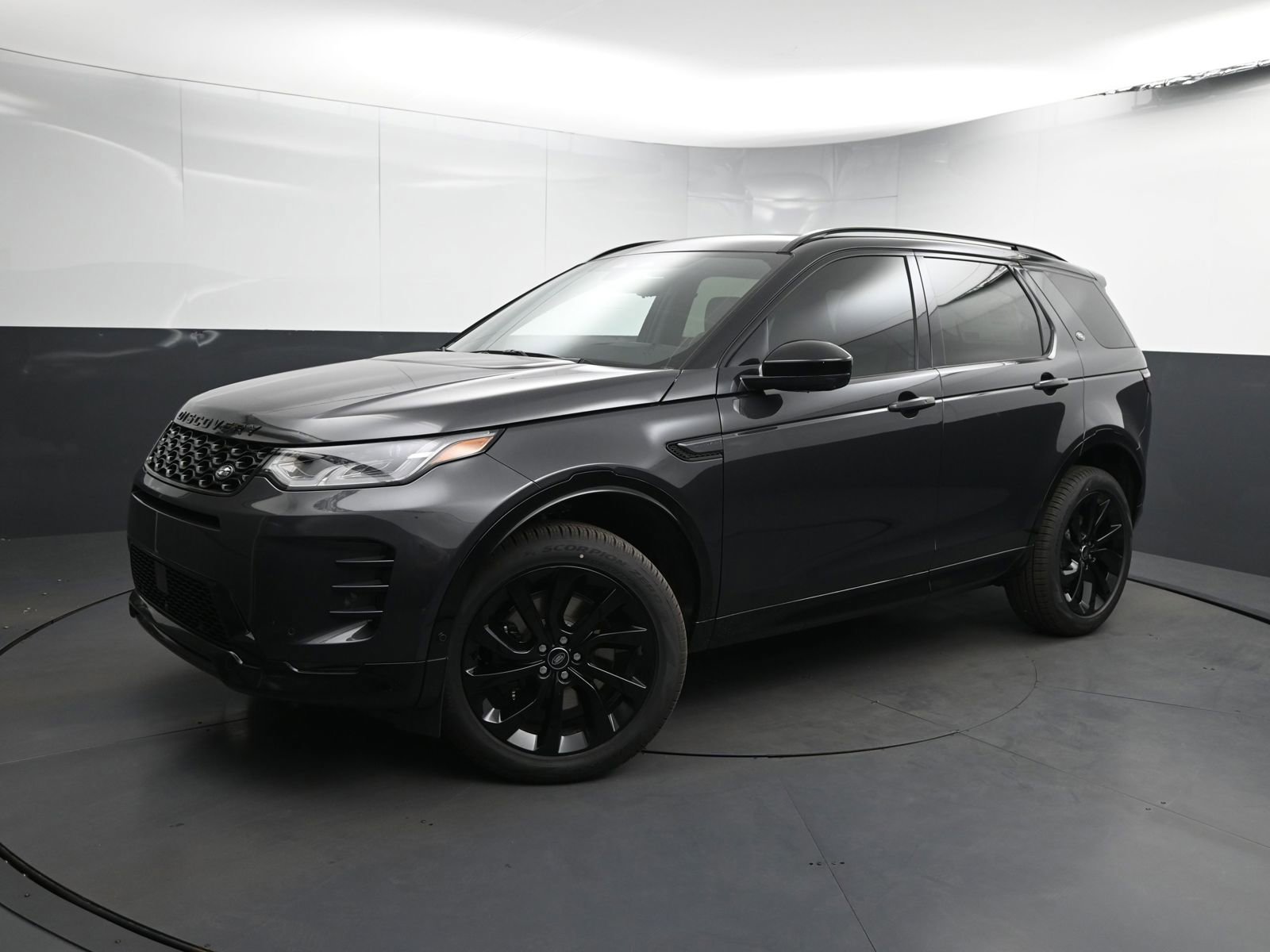 New 2025 Land Rover Discovery Sport Dynamic SE image 4