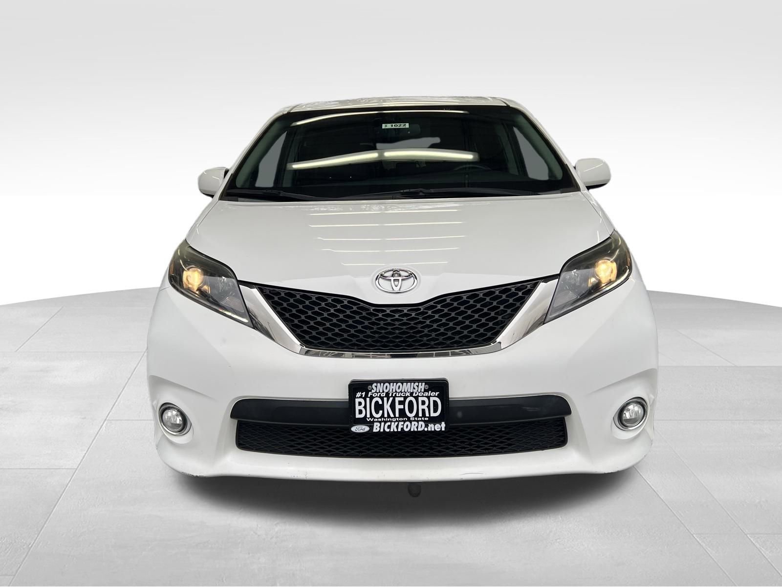 Used 2015 Toyota Sienna SE Premium image 2