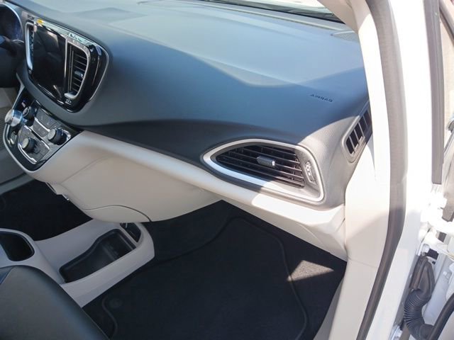 Used 2024 Chrysler Pacifica Touring-L image 22