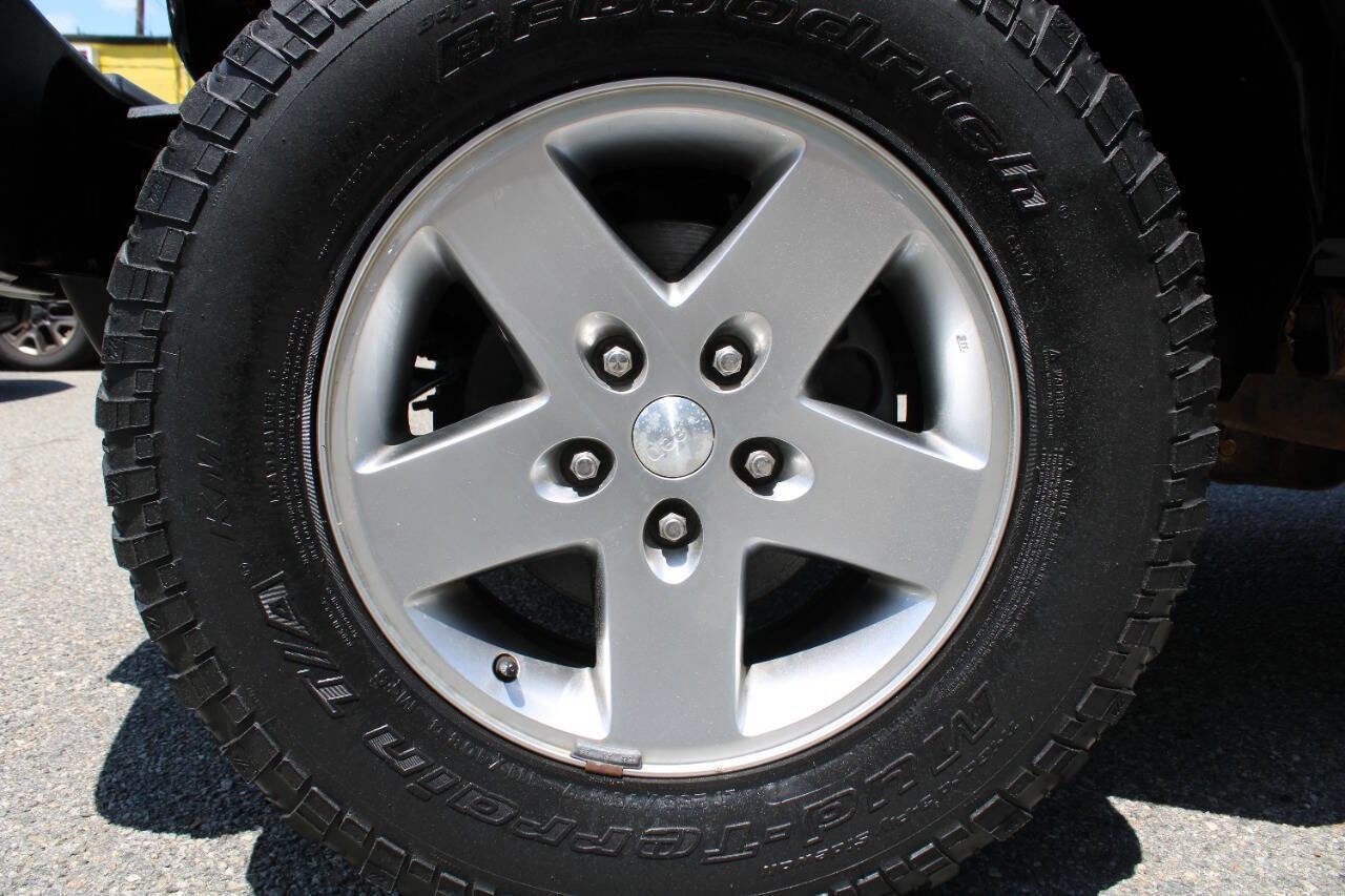 Used 2011 Jeep Wrangler Rubicon w/ Dual Top Group AWD/4WD image 19