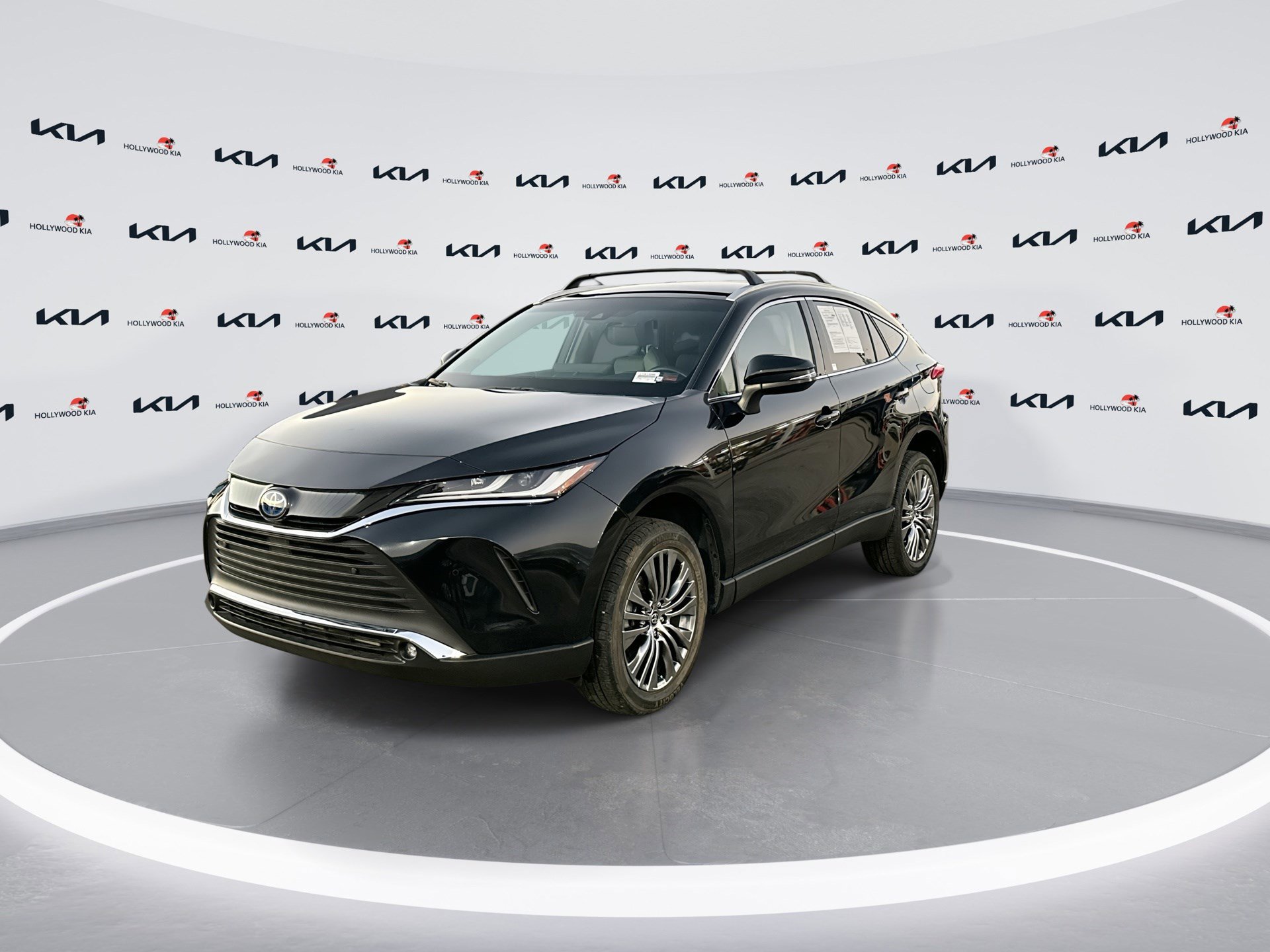 Used 2024 Toyota Venza XLE image 4