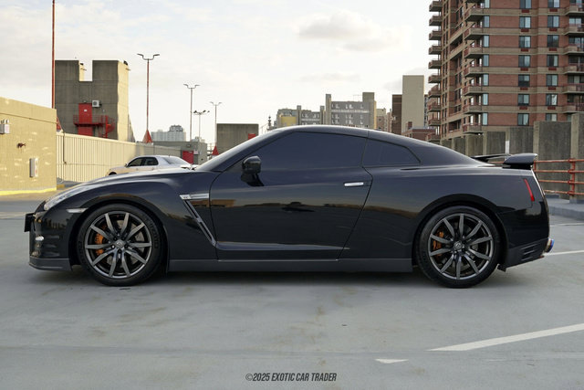 Used 2014 Nissan GT-R Premium w/ Premium Interior Package AWD/4WD image 3
