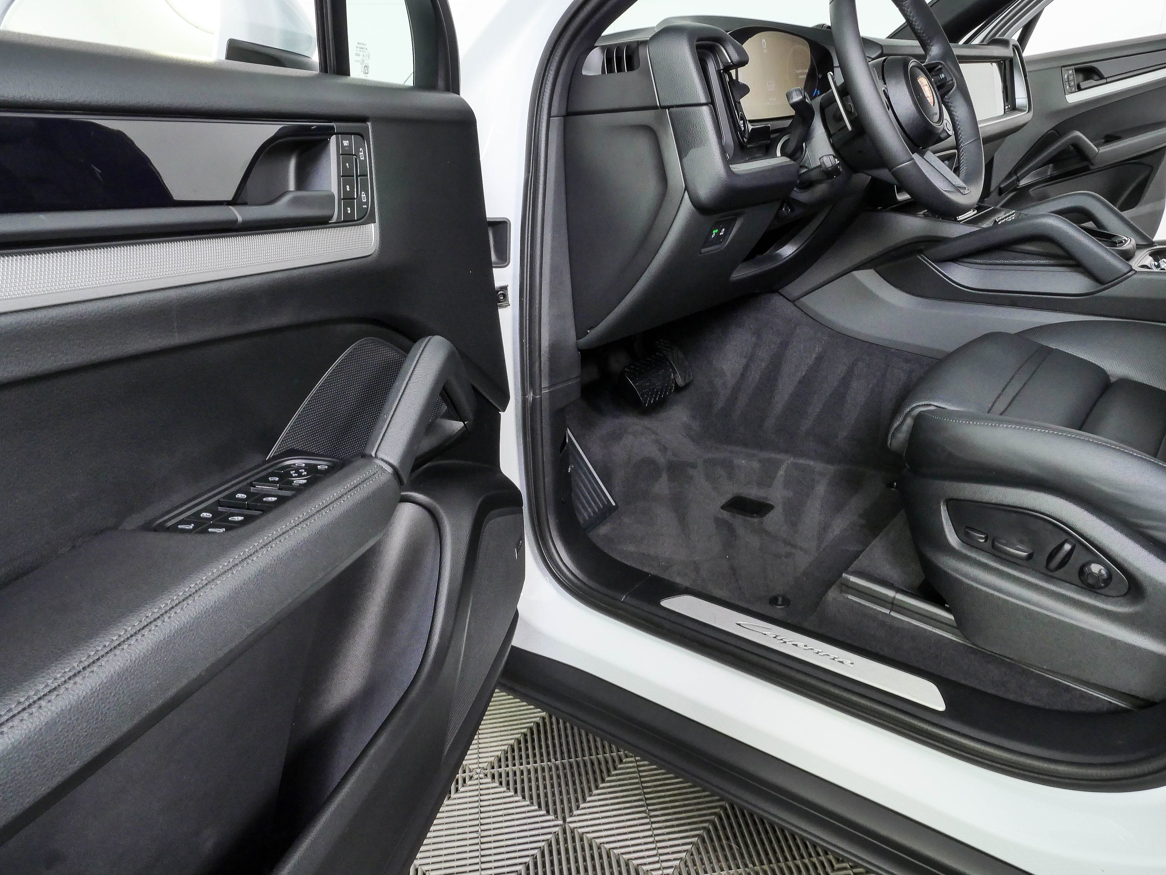 Certified 2025 Porsche Cayenne Coupe AWD/4WD image 8