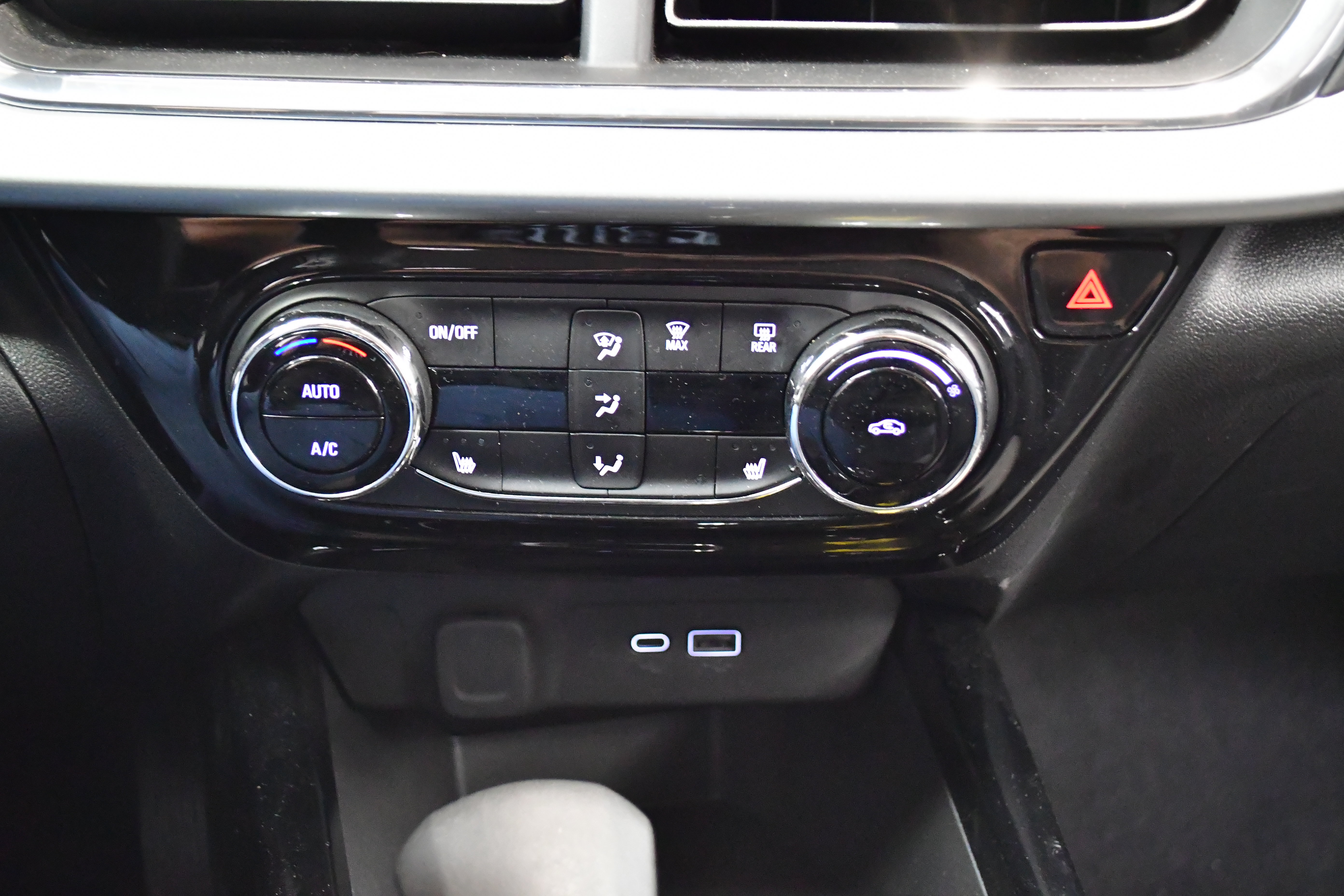 Used 2025 Chevrolet Trax LT w/ LT Convenience Package FWD image 28
