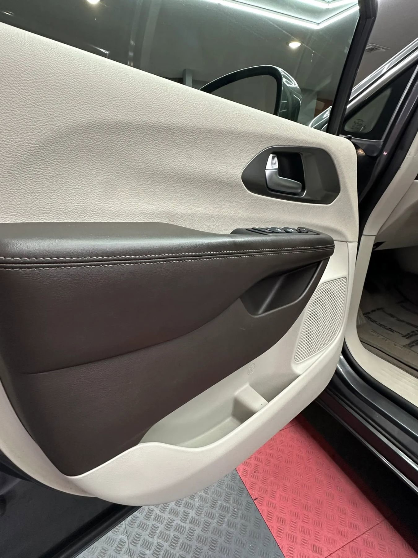 Used 2017 Chrysler Pacifica Touring-L FWD image 11