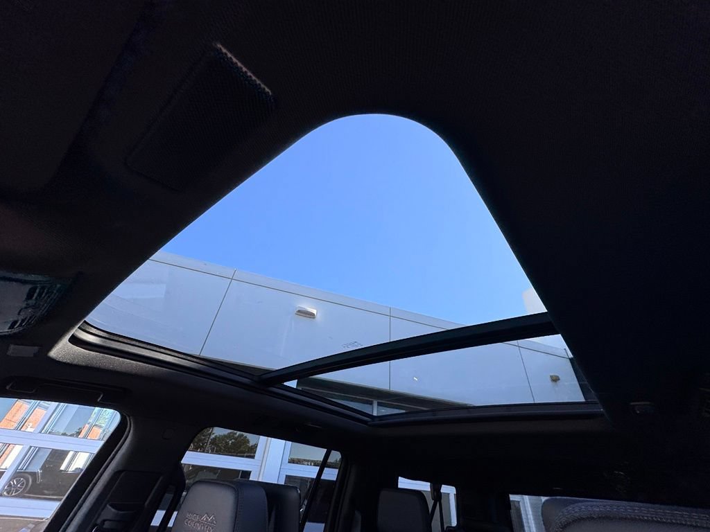 Used 2025 Chevrolet Suburban High Country AWD/4WD image 25