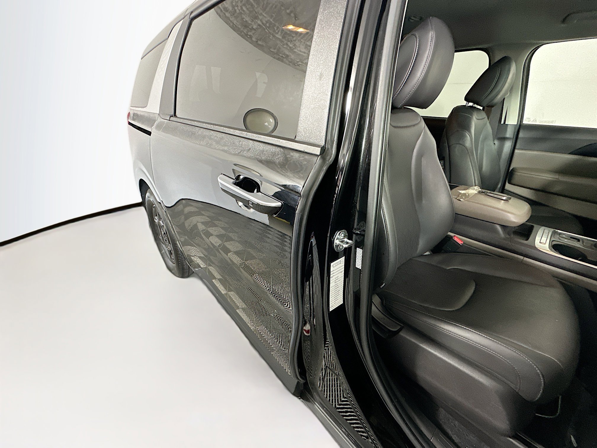 Used 2025 Kia Carnival FWD image 28
