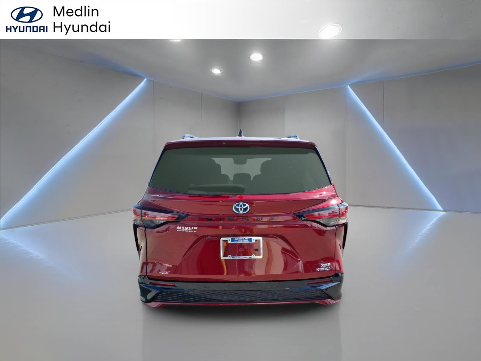 Used 2022 Toyota Sienna XSE image 4
