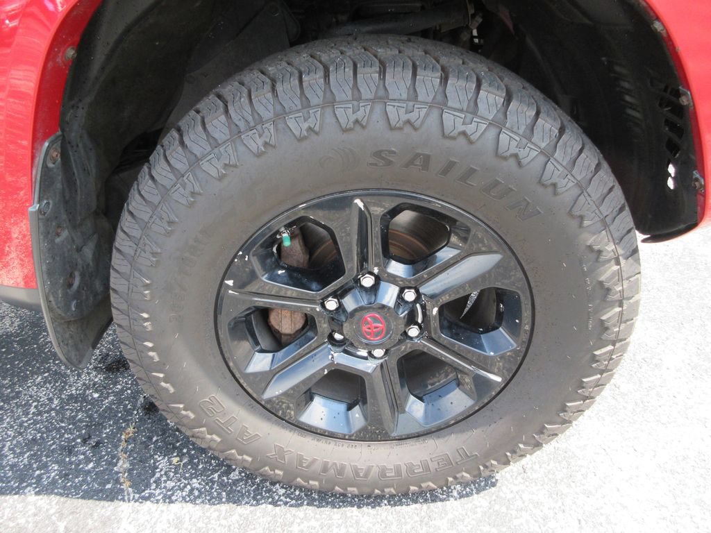 Used 2018 Toyota 4Runner SR5 AWD/4WD image 9