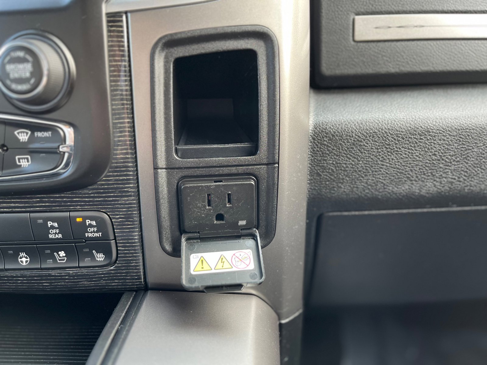 Used 2014 RAM 1500 Limited AWD/4WD image 39