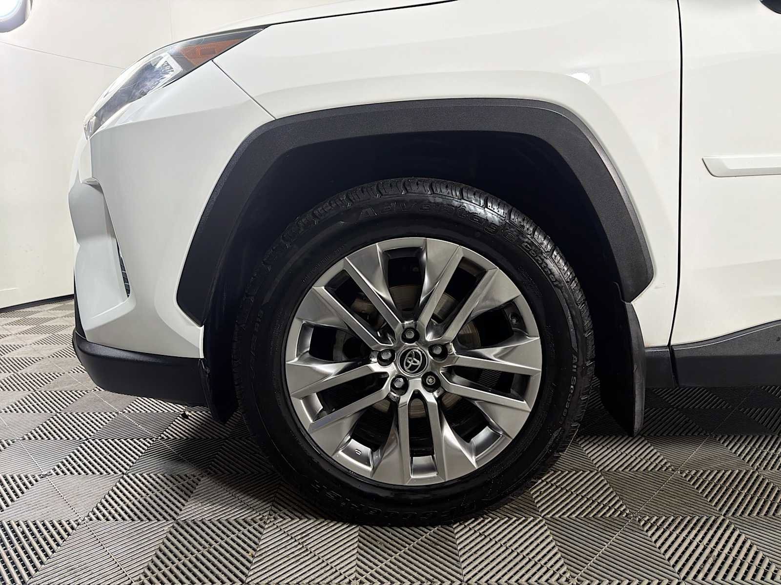 Used 2020 Toyota RAV4 XLE Premium image 27