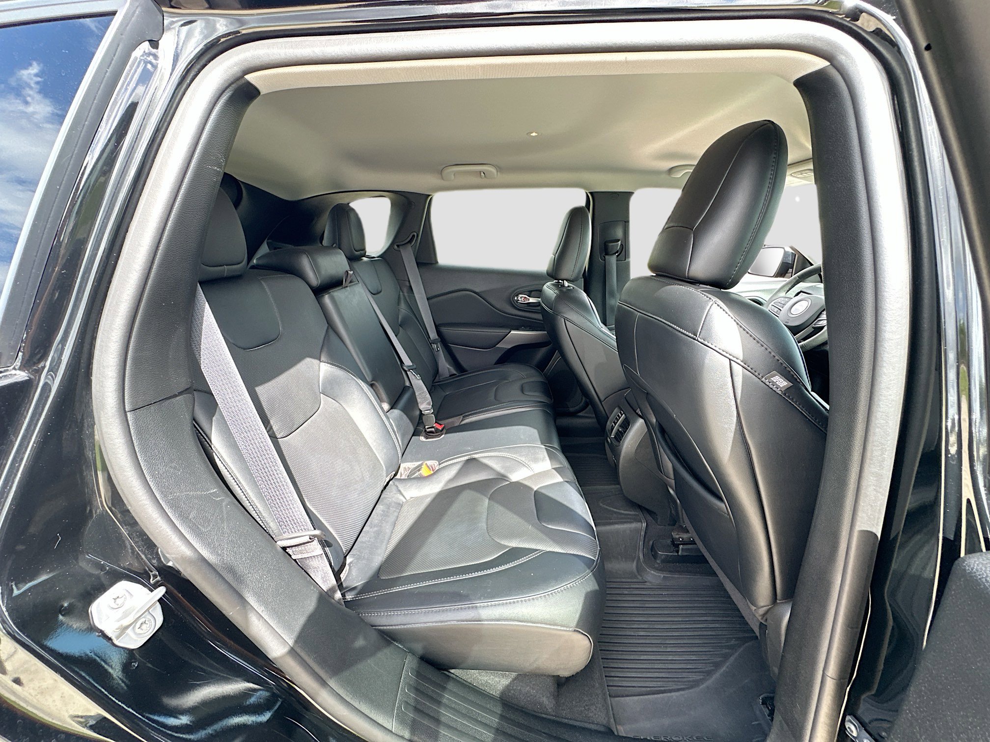 Used 2022 Jeep Cherokee Latitude Lux w/ Mopar Interior Package image 24