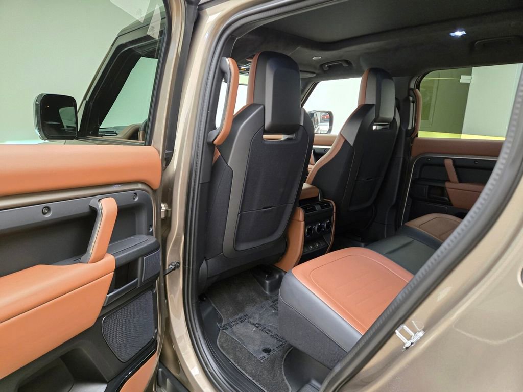 Used 2025 Land Rover Defender 110 AWD/4WD image 19