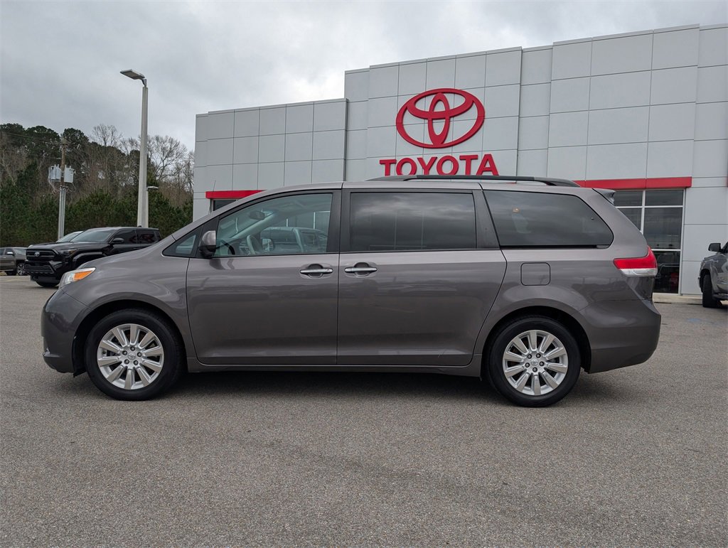 Used 2013 Toyota Sienna XLE image 1