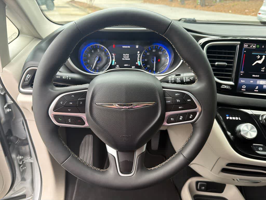 Used 2024 Chrysler Pacifica Touring-L FWD image 22