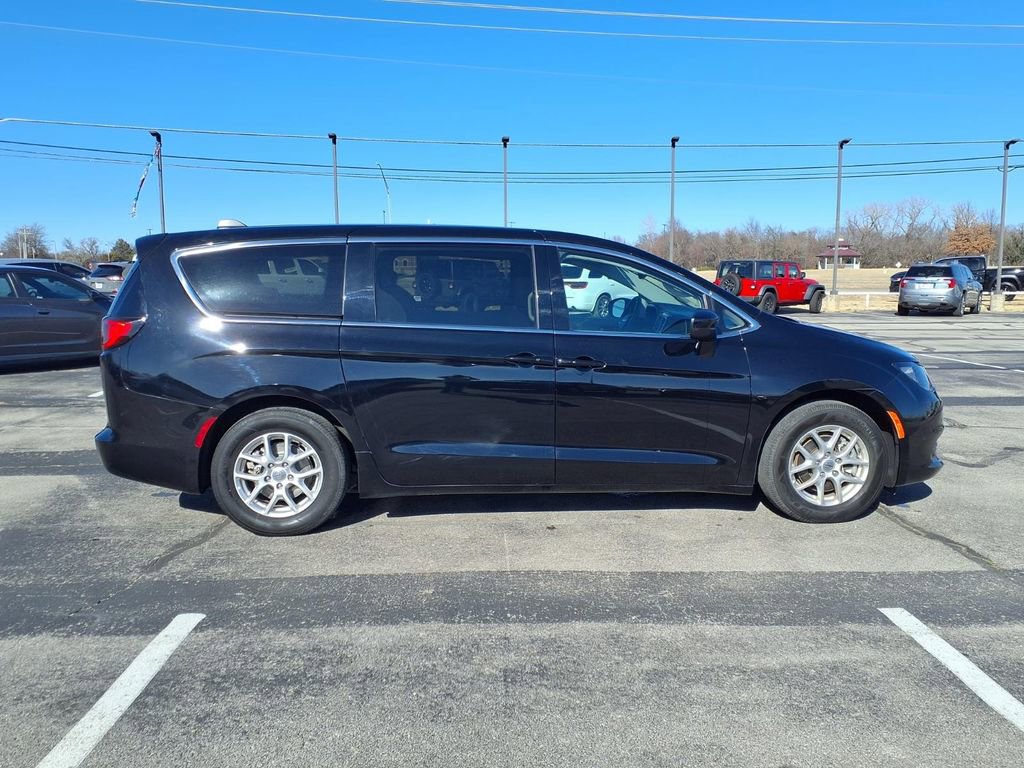 Used 2024 Chrysler Voyager LX image 8