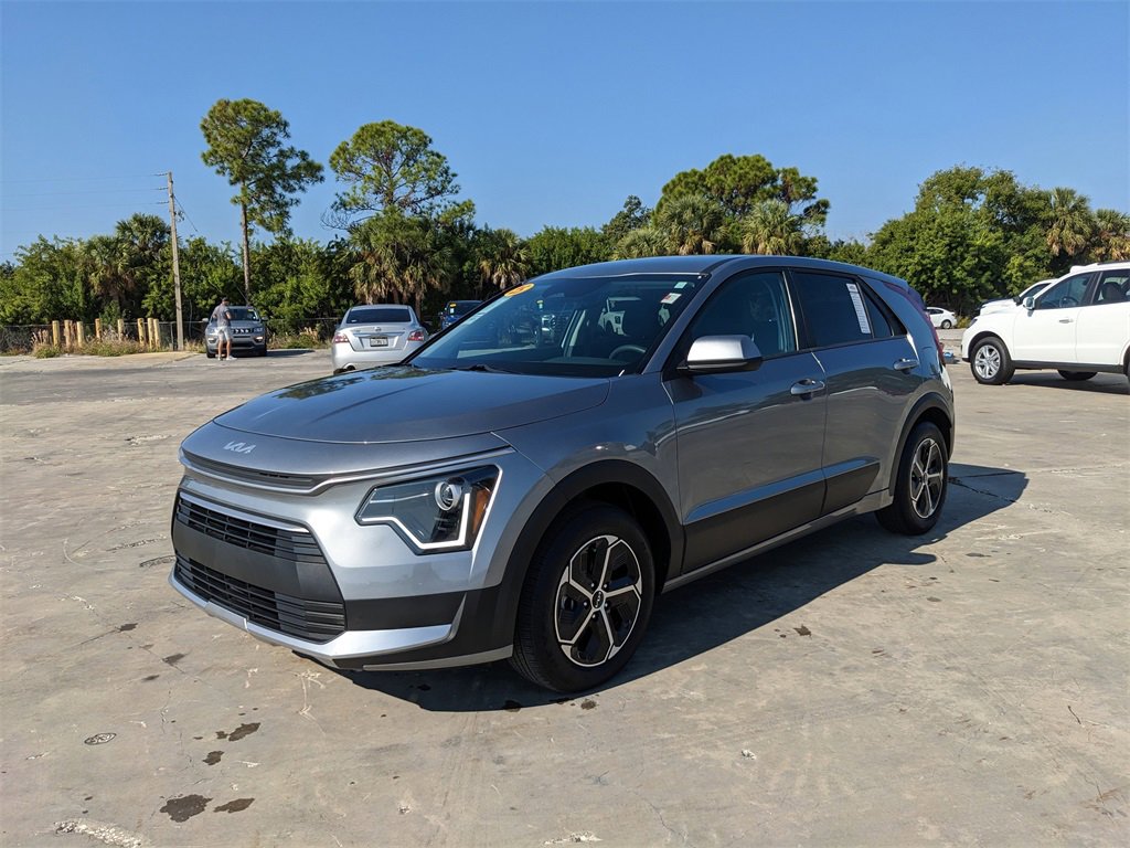 Certified 2025 Kia Niro LX image 5