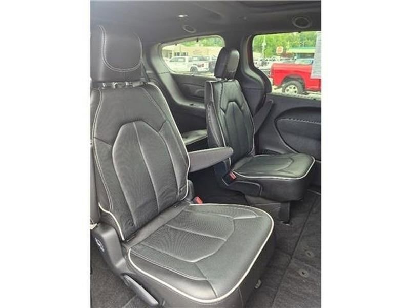 Used 2025 Chrysler Pacifica Limited FWD image 12