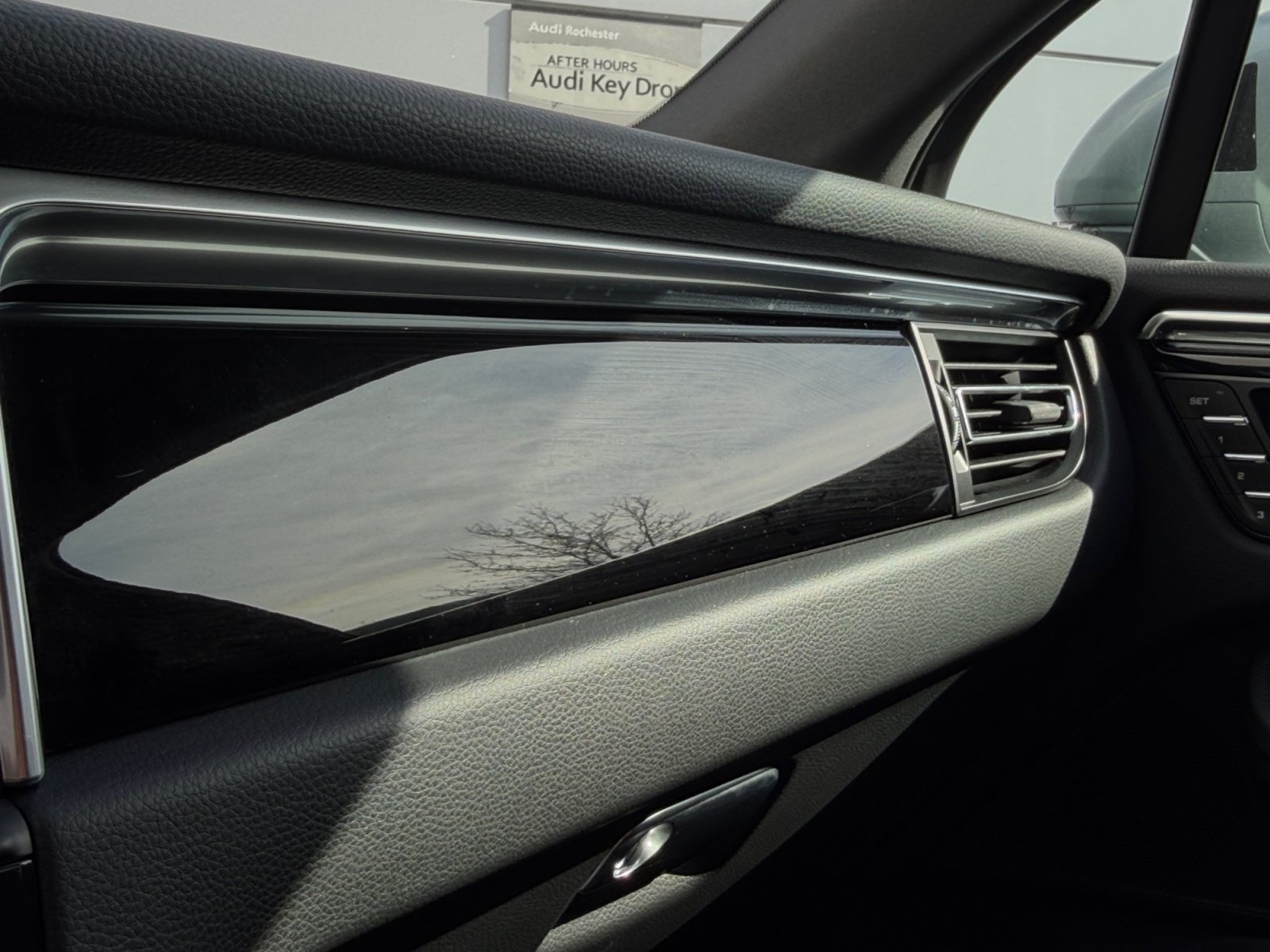 Used 2025 Porsche Macan AWD/4WD image 36