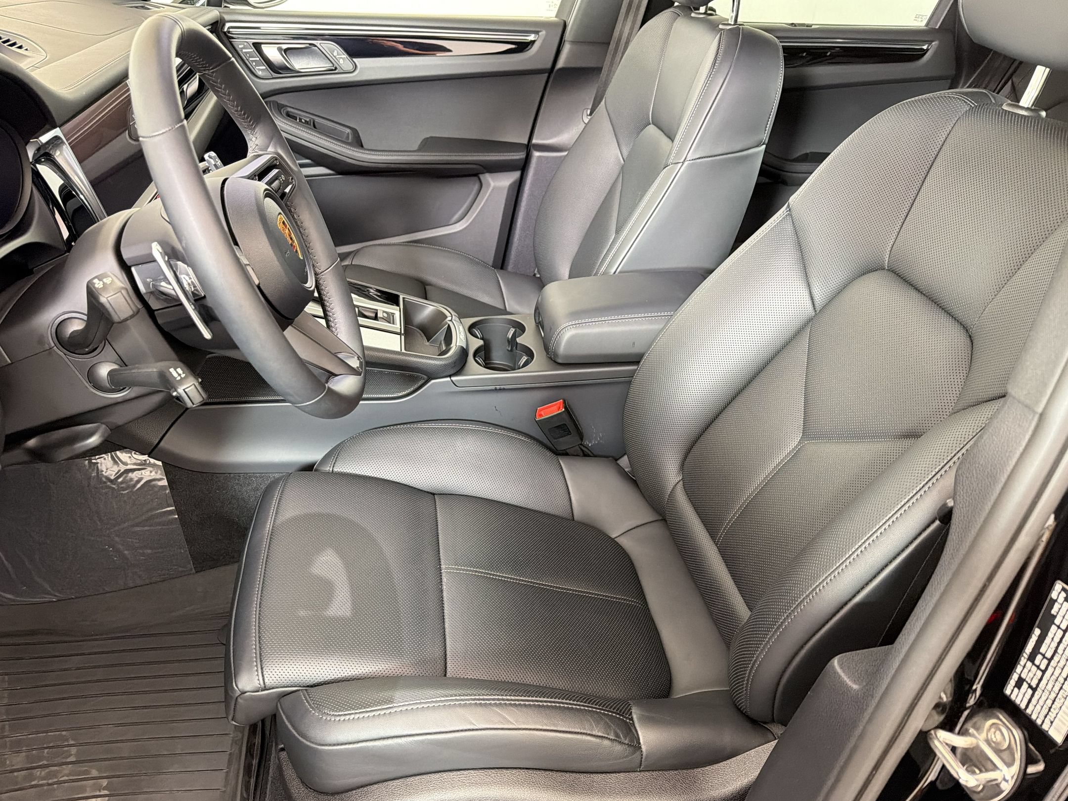 Certified 2026 Porsche Macan AWD/4WD image 5