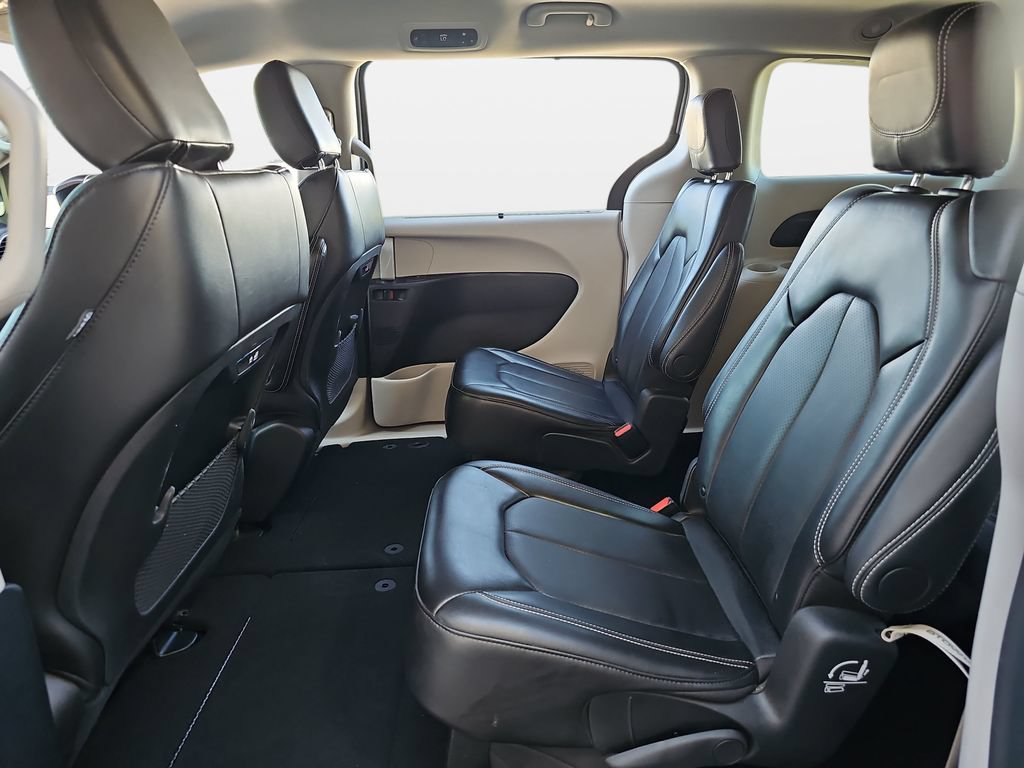 Used 2024 Chrysler Pacifica Touring-L FWD image 19