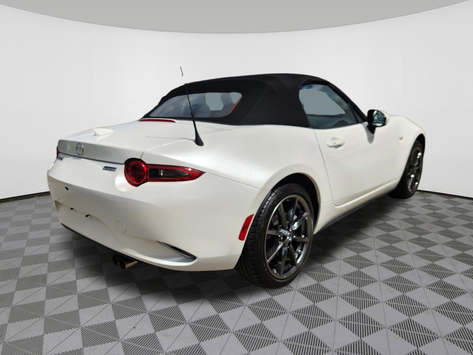 Used 2019 MAZDA MX-5 Miata Grand Touring RWD image 4