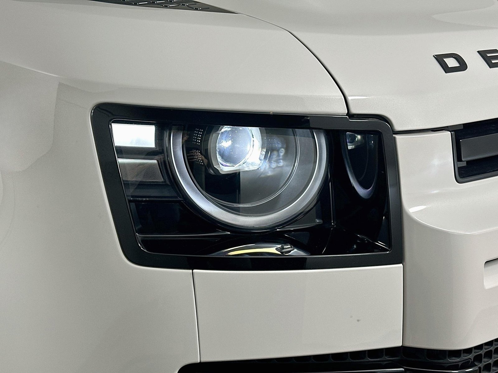 New 2026 Land Rover Defender 110 X-Dynamic SE AWD/4WD image 9