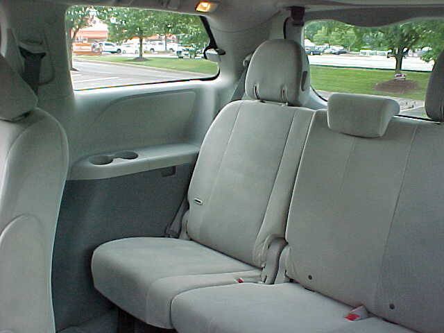 Used 2011 Toyota Sienna w/ Towing Pkg FWD image 13