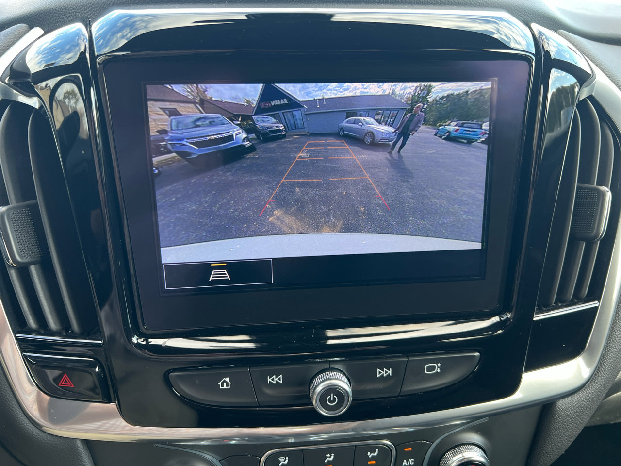 Used 2022 Chevrolet Traverse LT image 22