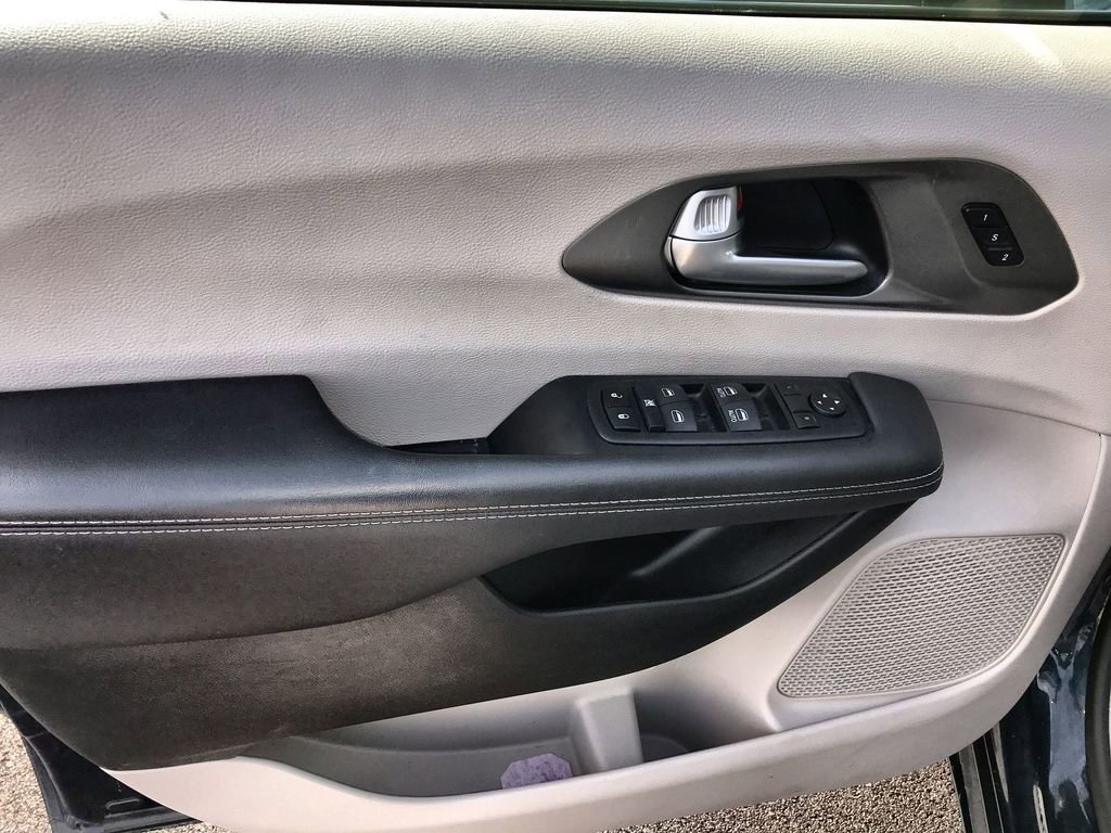 Used 2024 Chrysler Pacifica Touring-L image 13