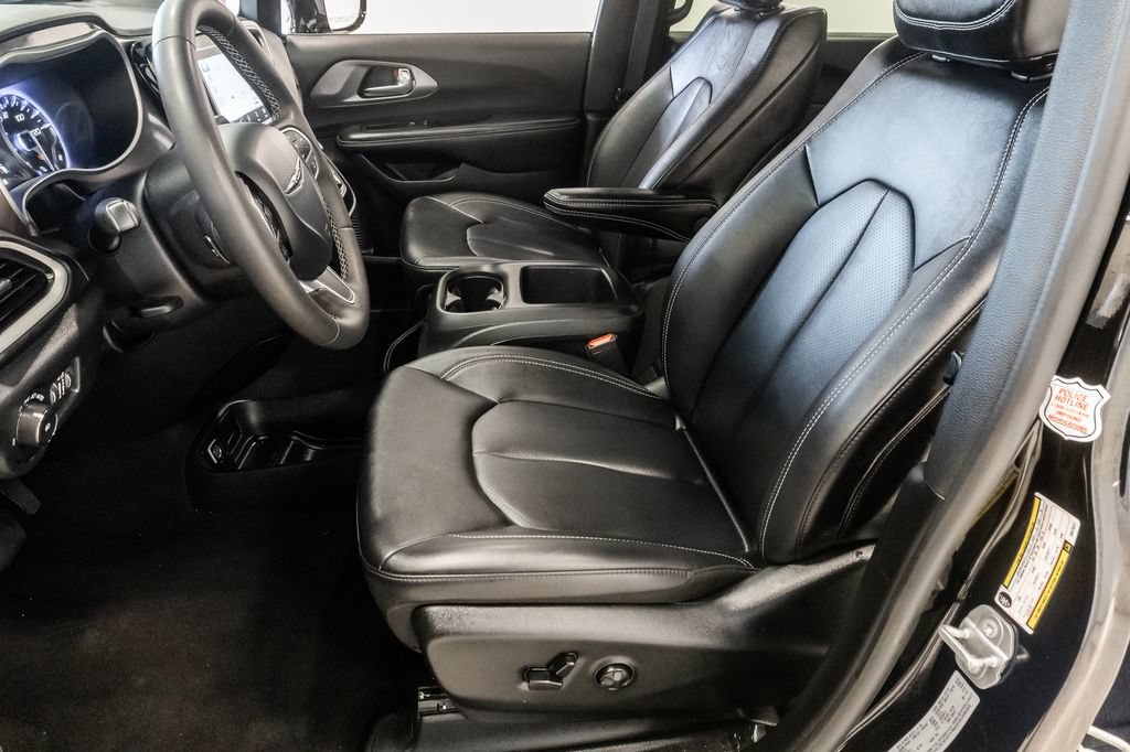 Certified 2025 Chrysler Pacifica Select FWD image 10
