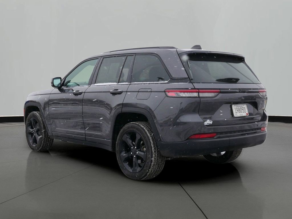 Used 2024 Jeep Grand Cherokee Altitude image 2