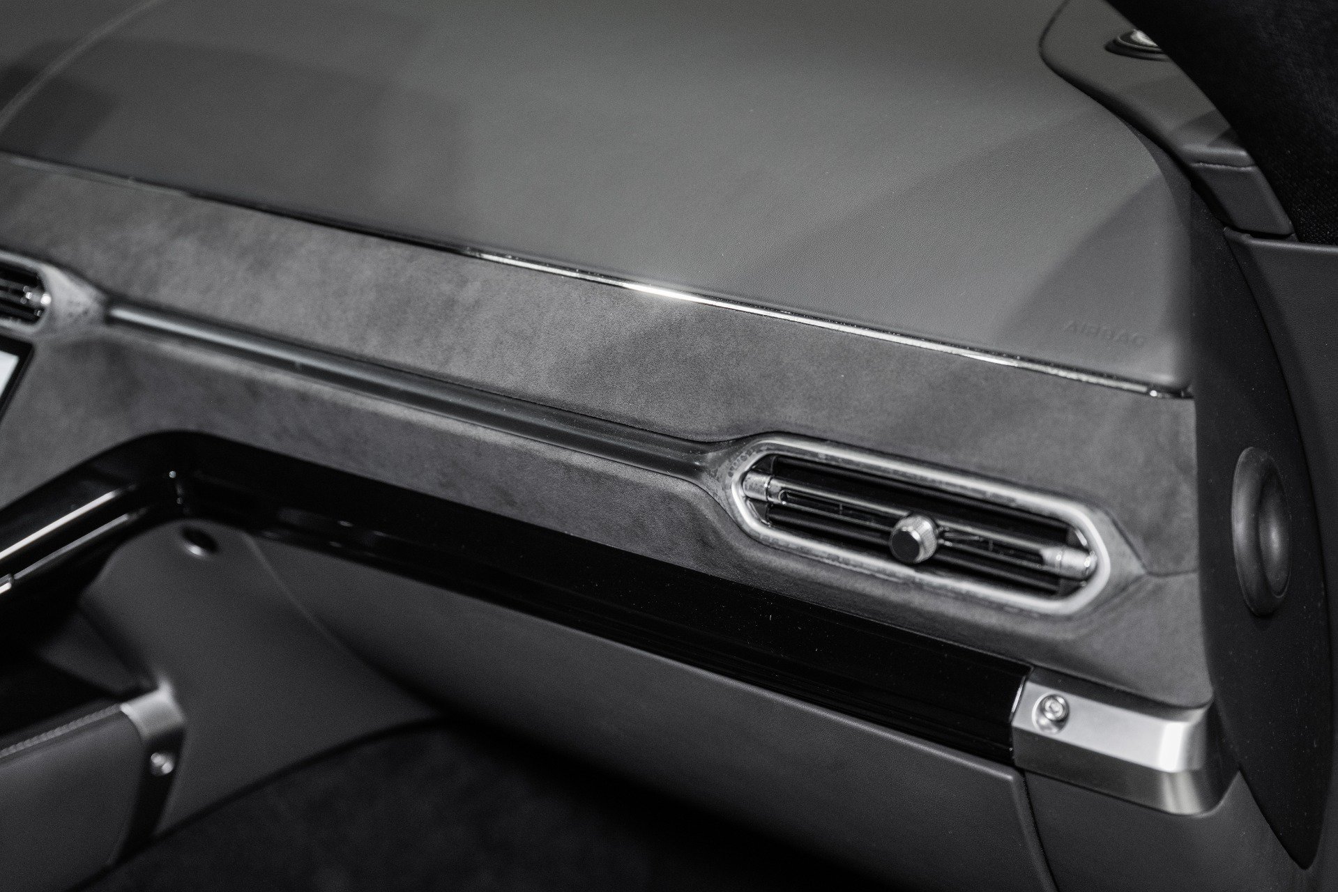 Used 2025 Aston Martin V8 Vantage Coupe RWD image 33