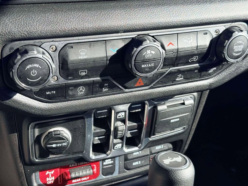 Used 2025 Jeep Wrangler Willys AWD/4WD image 19