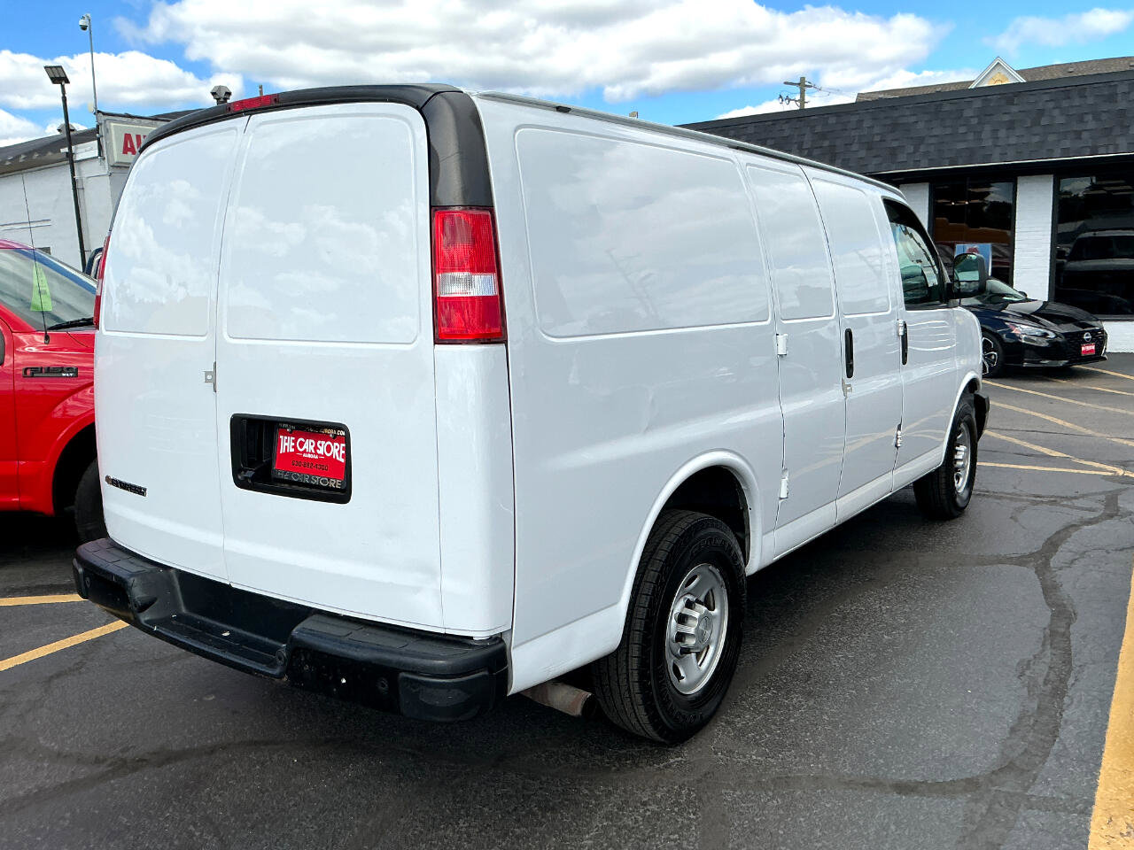 Used 2019 Chevrolet Express 3500 w/ Driver Convenience Package image 4