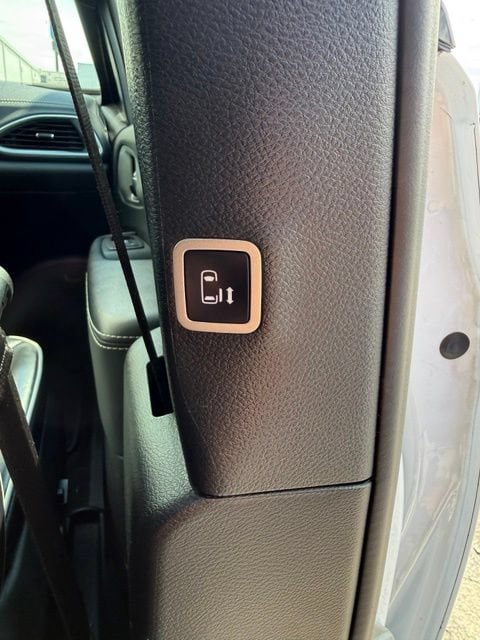 Used 2025 Chrysler Pacifica Limited FWD image 21