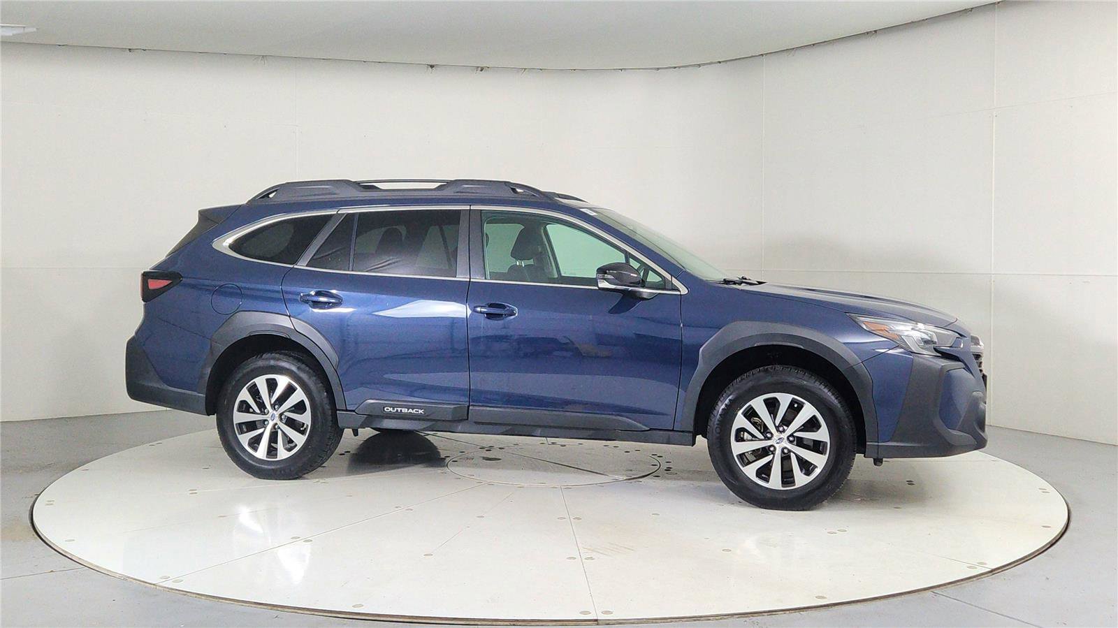 Used 2023 Subaru Outback Premium image 8